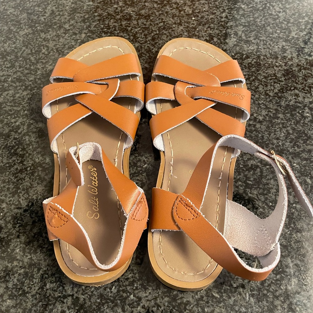 Made with water-friendly leather, these sandals are perfect for beach vacation!